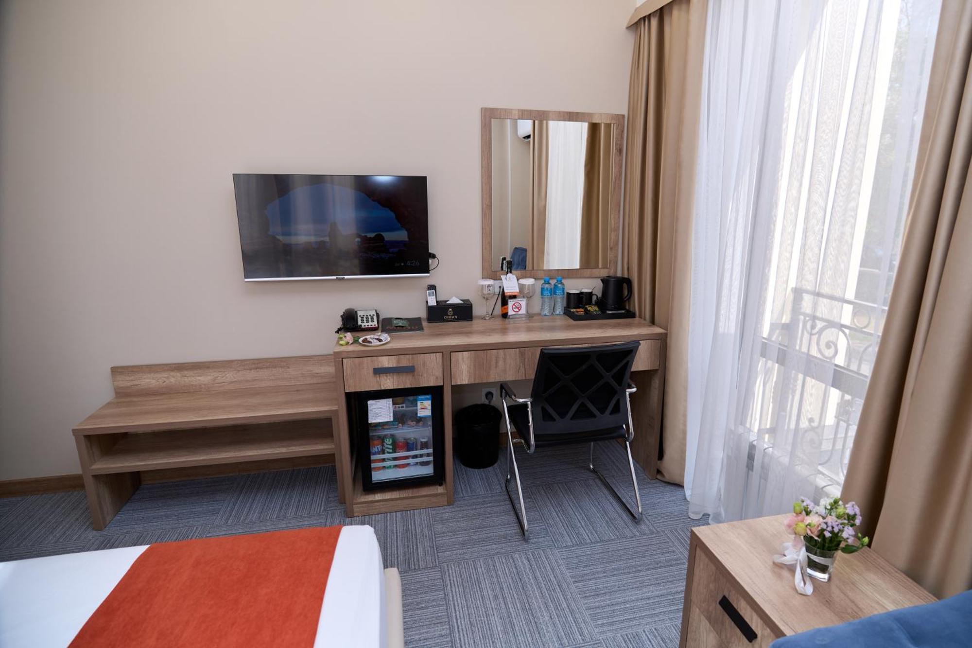 Crown Hotel Bişkek Dış mekan fotoğraf