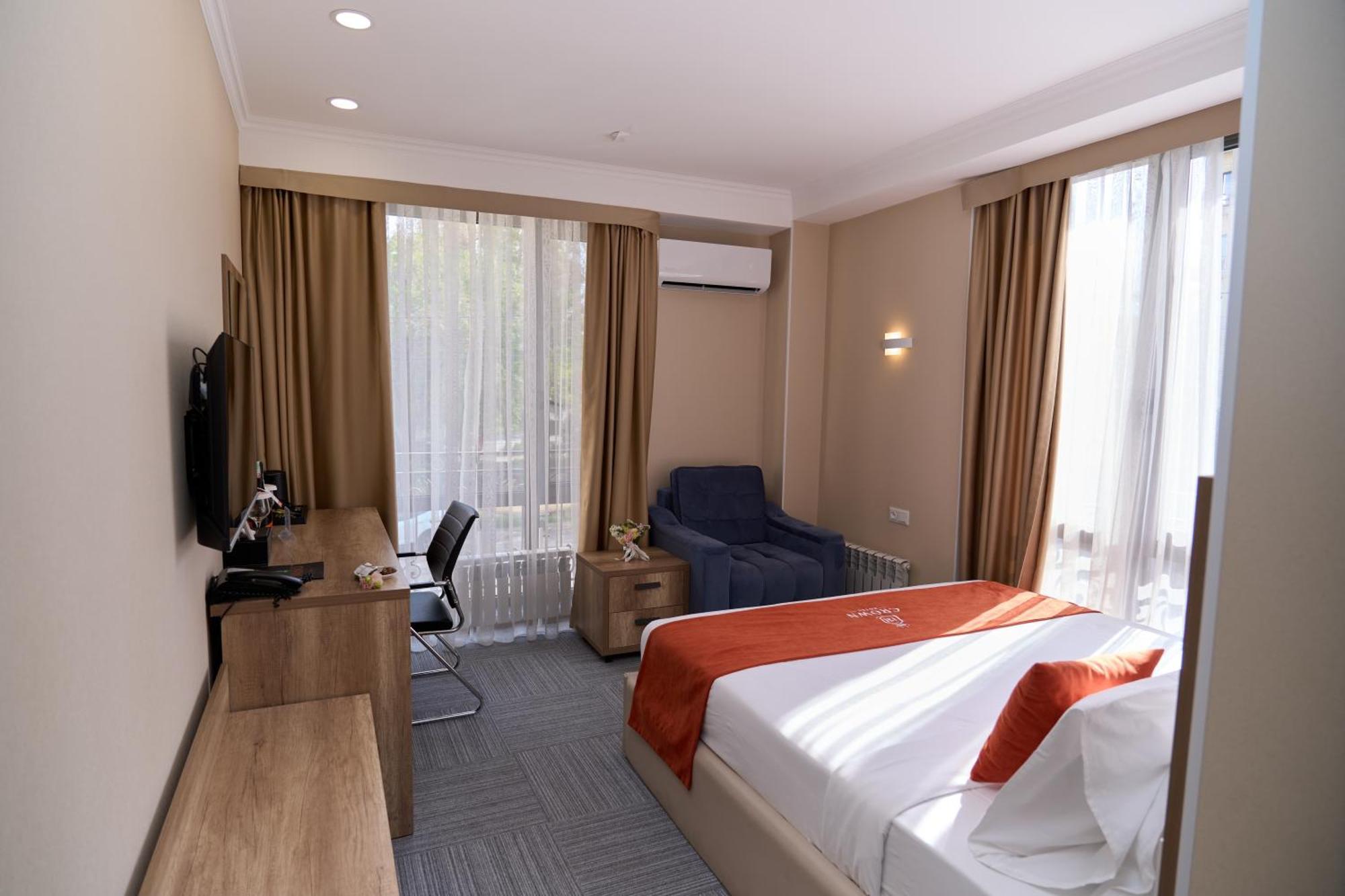 Crown Hotel Bişkek Dış mekan fotoğraf