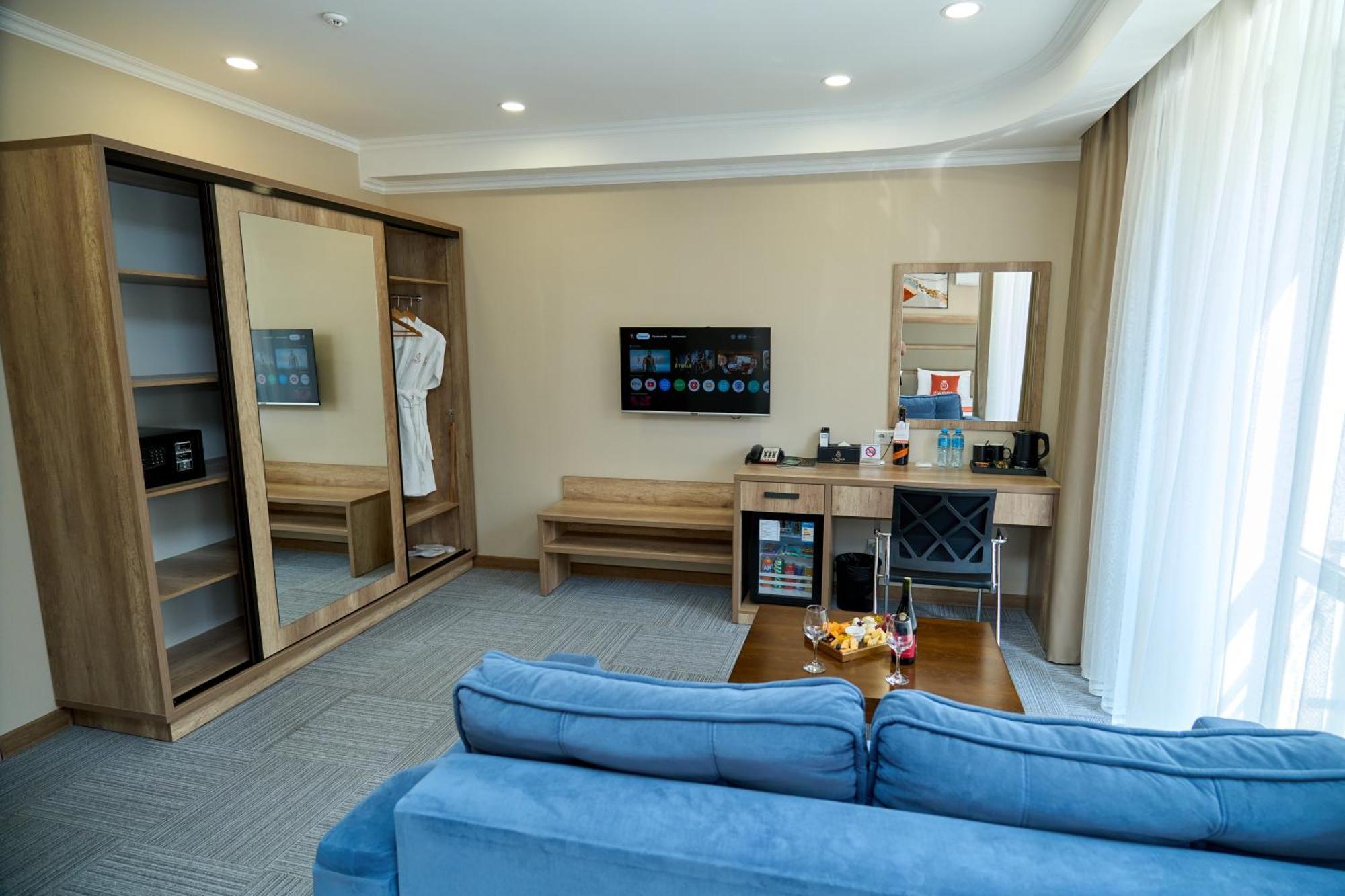 Crown Hotel Bişkek Dış mekan fotoğraf