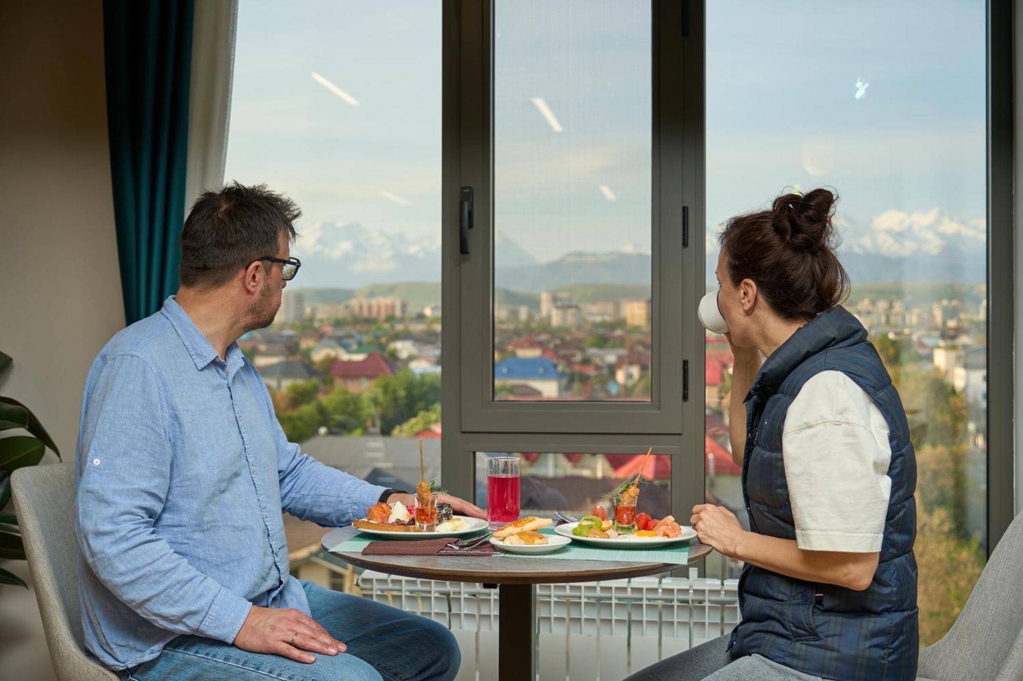 Crown Hotel Bişkek Dış mekan fotoğraf